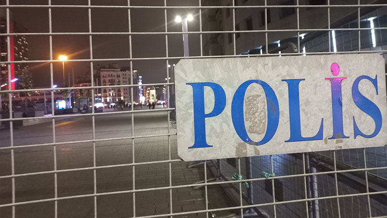 Οδοφράγματα περιμετρικά της πλατείας Ταξίμ στην Κωνσταντινούπολη ενόψει της Πρωτομαγιάς