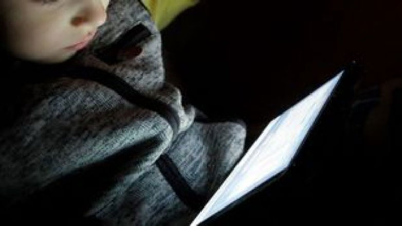 Eπιτροπή ειδικών: Η Γαλλία να περιορίσει τη χρήση smartphone και μέσων κοινωνικής δικτύωσης σε παιδιά και εφήβους