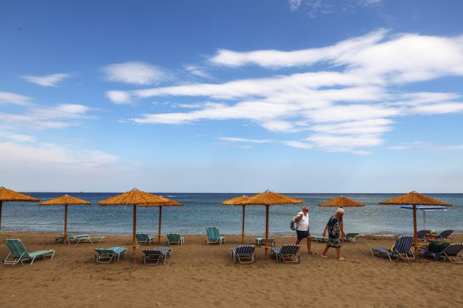 Μετ’ εμποδίων οι δημοπρατήσεις παραλιών για ξαπλώστρες
