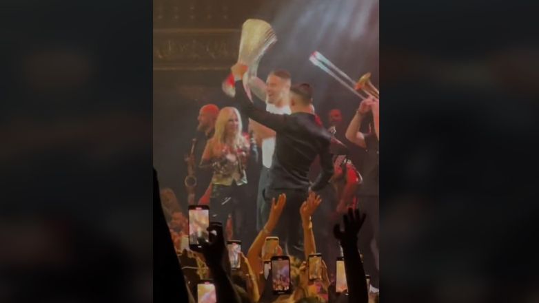 Πασχαλάκης και Αλεξανδρόπουλος στην πίστα της Άννας Βίσση με την κούπα του Conference League