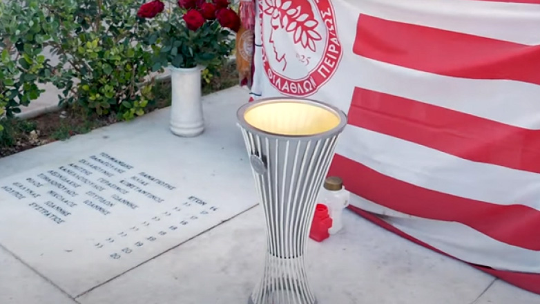 Συγκινητική στιγμή: Το τρόπαιο του Conference League στο μνημείο της Θύρας 7 και στα μνήματα Μιλτιάδη Μαρινάκη και Σάββα Θεοδωρίδη