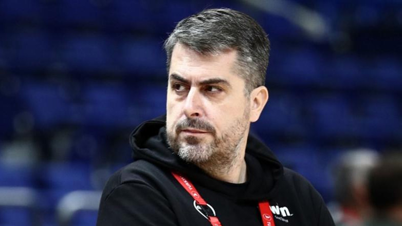 Ένταση μετά το τέλος του ματς Περιστέρι-Ολυμπιακός: Φραστικό επεισόδιο του Χρήστου Μπαφέ με οπαδό