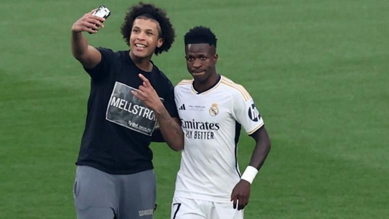 Εισβολείς κατά… παραγγελία στον τελικό του Champions League – Ποιος κρύβεται πίσω από το «ντου» στον αγωνιστικό χώρο