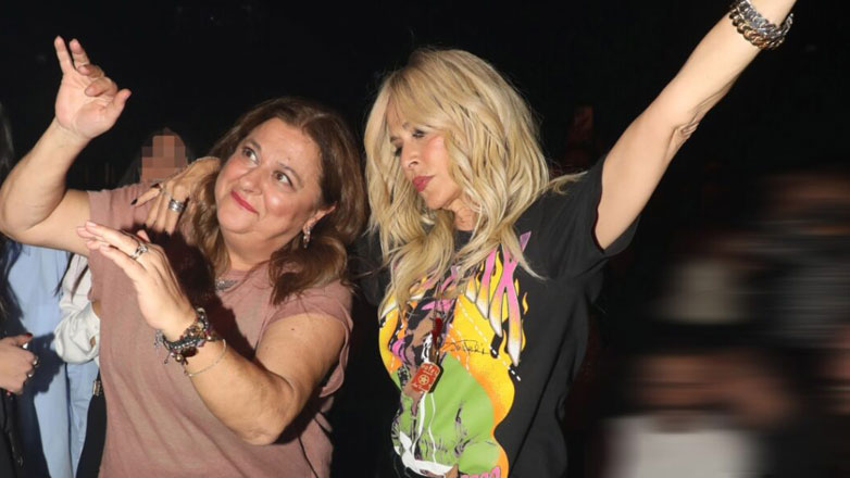 Ελισάβετ Κωνσταντινίδου: Το τσιφτετέλι της στην Άννα Βίσση πάνω στο τραπέζι των παικτών του Ολυμπιακού