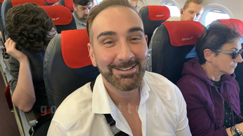 Αποκλειστικές φωτογραφίες: «Τσακώσαμε» τον Νίκο Κοκλώνη στο αεροπλάνο με οπαδούς του Ολυμπιακού