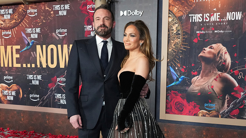 Η Τζένιφερ Λόπεζ και ο Μπεν Άφλεκ δίνουν ψεύτικα φιλιά ενώ παρακολουθούν τον αγώνα μπάσκετ του γιου του