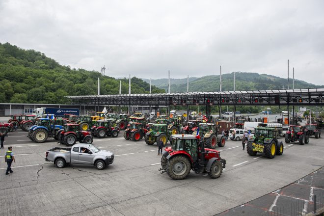 Αγρότες έκλεισαν τα ισπανογαλλικά σύνορα στα Πυρηναία