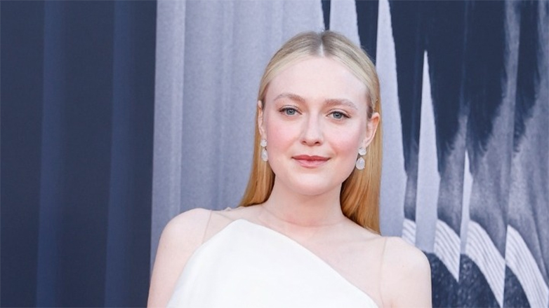 H Ντακότα Φάνινγκ μιλά για τη σχέση της με τον Τομ Κρουζ: «Μου στέλνει ένα δώρο κάθε χρόνο»