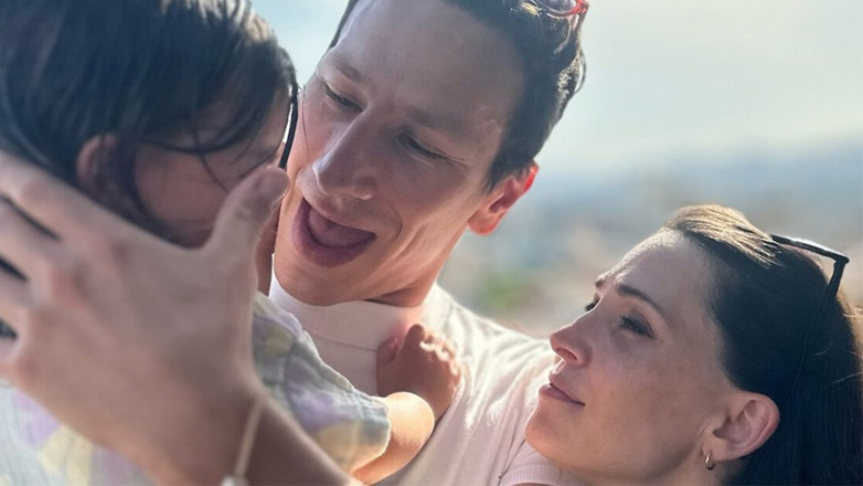 Μιχάλης Σαράντης – Μαίρη Μηνά: Οι σπάνιες φωτογραφίες με την κόρη τους Βασιλική – Γλυκερία, η βάπτιση δίπλα στην παραλία και οι ευχές για τη νεοφώτιστη