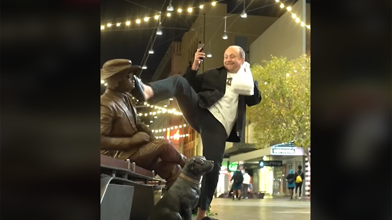 Καλλιτέχνης του δρόμου έφαγε κλωτσιά στο κεφάλι από περαστικό