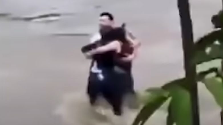 Συγκλονιστικό βίντεο: Τρεις φίλοι αγκαλιάζονται για τελευταία φορά πριν παρασυρθούν από τα ορμητικά νερά ποταμού στην Ιταλία Συγκλονιστικό βίντεο: Τρεις φίλοι αγκαλιάζονται για τελευταία φορά πριν παρασυρθούν από τα ορμητικά νερά ποταμού στην Ιταλία