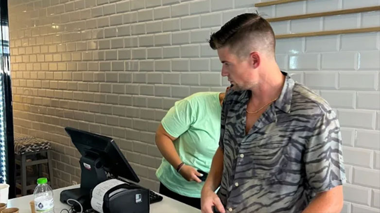 Αυτή είναι η καφετέρια του Κασσελάκη στις Σπέτσες