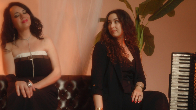 «Η νύχτα μου γέρνει»: Το νέο τραγούδι της Ζωής Τηγανούρια με τη Νάγια Αγοραστού