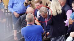 Λονδίνο: Επίθεση κατά Φάρατζ από 25χρονη με… μιλκσέικ