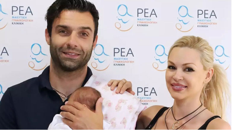 Βίκυ Κάβουρα – Γιώργος Τζαβέλλας: Εξιτήριο από το μαιευτήριο αγκαλιά με τη νεογέννητη κόρη τους