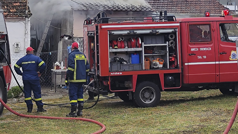 Φωτιά τώρα στο Νταού Πεντέλης
