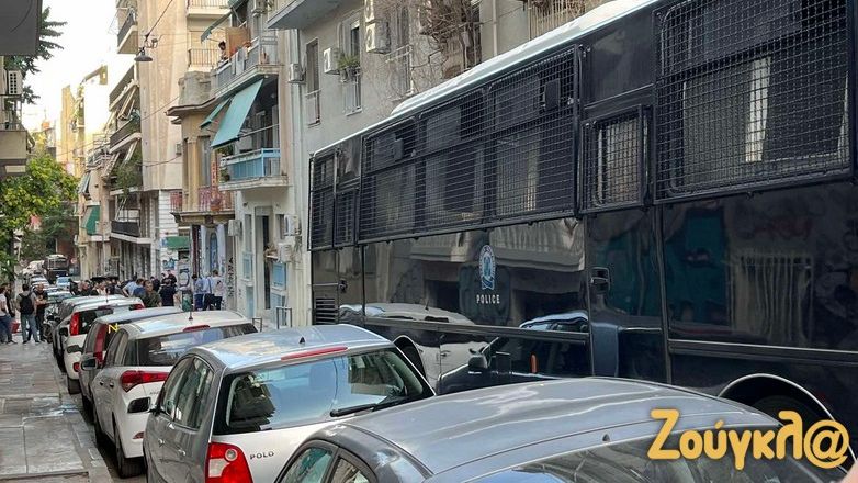 Οκτώ προσαγωγές κατά τις επιχειρήσεις σε υπό κατάληψη κτήρια σε Εξάρχεια και Κυψέλη