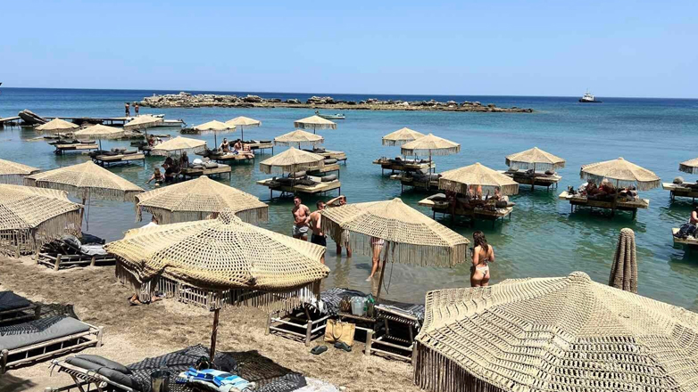 Αμετανόητοι: Απομακρύνονται αυθαίρετες κατασκευές σε παραλία της Ρόδου