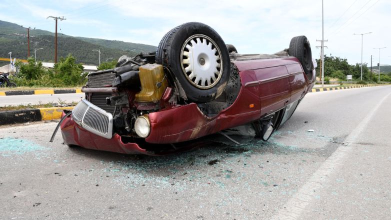 Τροχαίο στην Λάρισα: Αυτοκίνητο «καρφώθηκε» σε κολόνα και ανετράπη