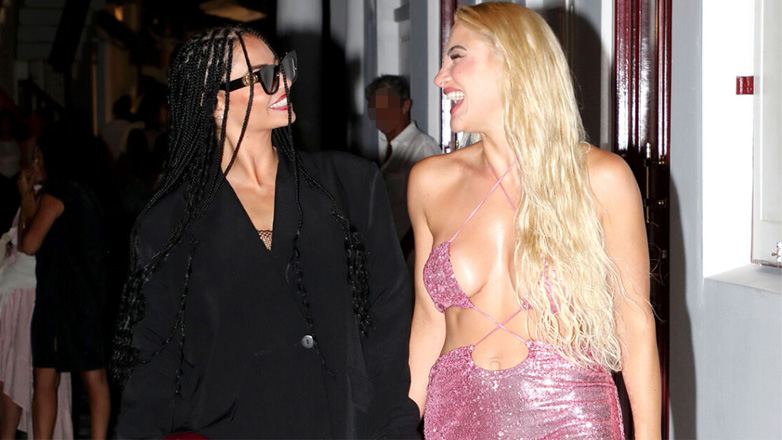 Ιωάννα Τούνη – Δήμητρα Αλεξανδράκη: Βραδινή έξοδος σε γνωστό μπαρ της Μυκόνου – Η εντυπωσιακή τους εμφάνιση