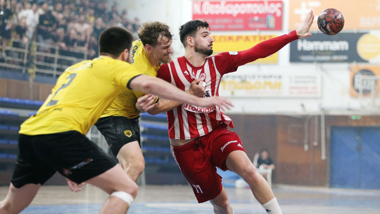 Χάντμπολ: Η ΑΕΚ νίκησε 25-23 τον Ολυμπιακό και ισοφάρισε σε 1-1 τους τελικούς