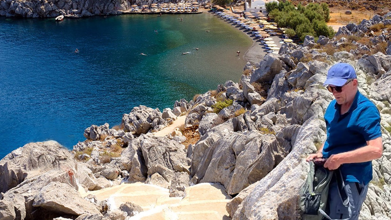 Σαρώνουν τα δύσβατα μονοπάτια της Σύμης για τον «γκουρού της υγείας»