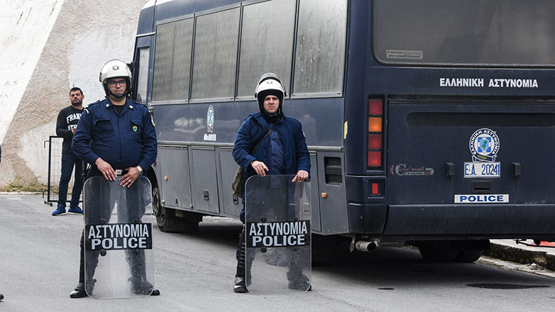 Νέα Φιλαδέλφεια: Πετροπόλεμος οπαδών αστυνομίας πριν από αγώνα χάντμπολ