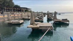 Σφραγίστηκε το beach bar της Ρόδου με τις πλωτές ξαπλώστρες – Πρόσκληση – πρόκληση για πάρτι από τον ιδιοκτήτη