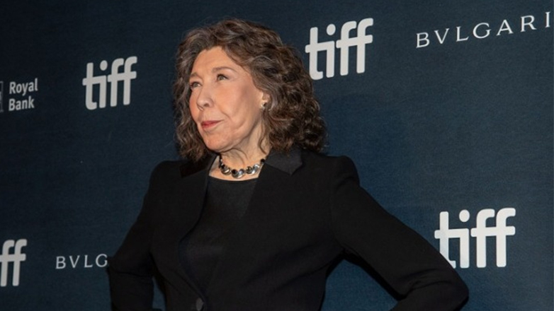 Η Λίλι Τόμλιν μίλησε για το ριμέικ της ταινίας «9 to 5» από την Τζένιφερ Άνιστον