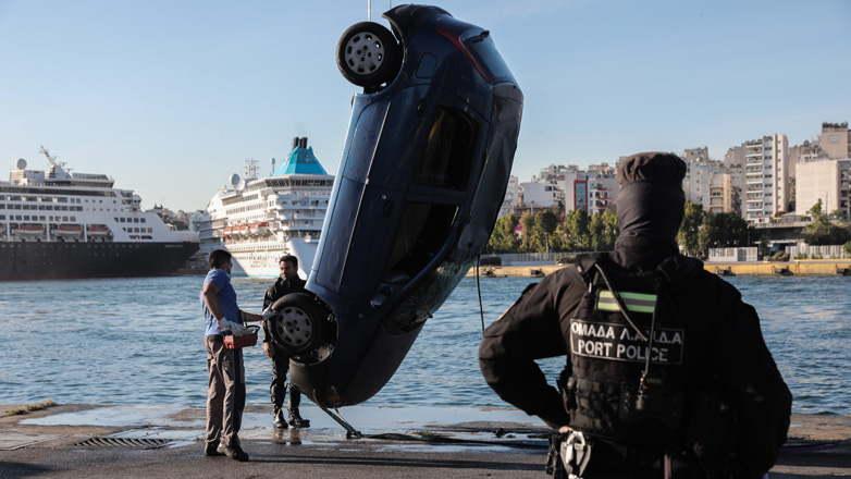 Πτώση οχήματος στο λιμάνι του Πειραιά – Σώος ο 53χρονος οδηγός
