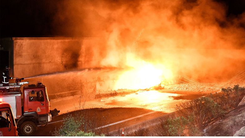 Τι λέει ο οδηγός του βυτιοφόρου για την ανατροπή του οχήματος στην Αθηνών – Κορίνθου