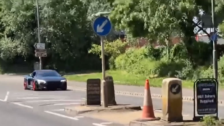 Πώς να προλάβει να σε δει ο άλλος, όταν πηγαίνεις τόσο γρήγορα; (Βίντεο)