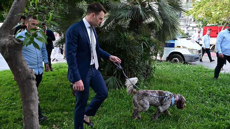 Ο Κασσελάκης έβγαλε βόλτα τη Φάρλεϊ στην Κουμουνδούρου