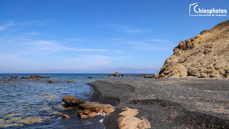 Μαύρη Άμμος: Η παραλία της Χίου που ξεχωρίζει για το μαύρο της χρώμα