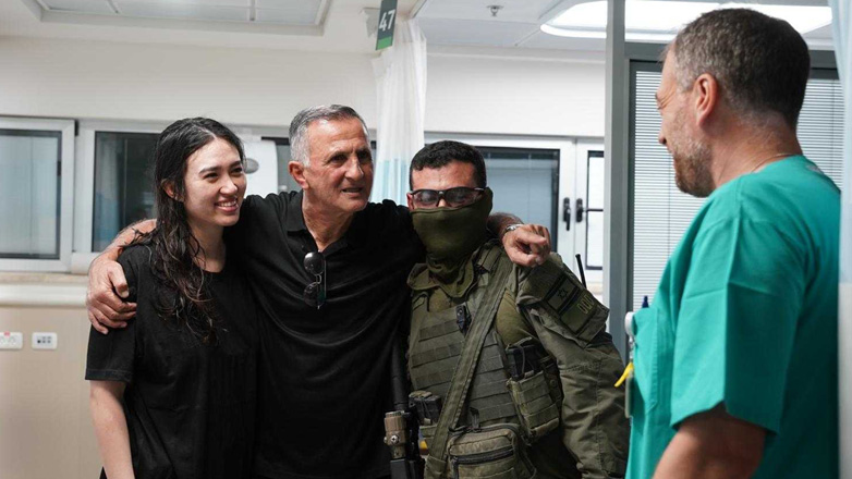 Ισραήλ: Μετά από οκτώ μήνες ομηρίας, η 26χρονη Νόα αγκαλιάζει τη μητέρα της που είναι καρκινοπαθής τελικού σταδίου