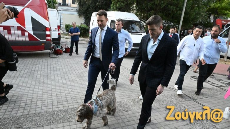 Στην Κουμουνδούρου με τον Τάιλερ και την Φάρλι ο Στέφανος Κασσελάκης