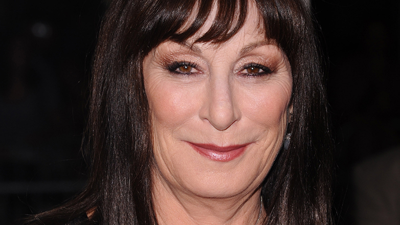 Η Αντζέλικα Χιούστον στην τηλεοπτική μεταφορά του «Towards Zero» δια χειρός Αγκάθα Κρίστι