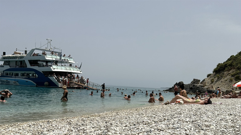 Καταγγελία στη «Ζούγκλα» για τουριστικό σκάφος στην Ζάκυνθo που κυκλοφορεί δίπλα σε λουόμενους