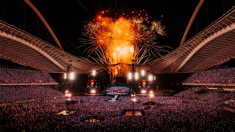 Coldplay: Η έκπληξη με τον Έλληνα καλλιτέχνη που εμφανίστηκε στη συναυλία