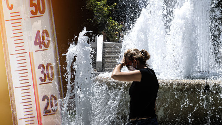 Ο καύσωνας παραλύει τη χώρα