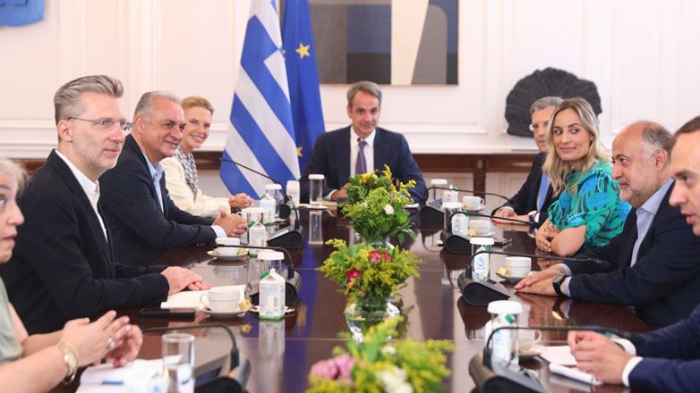 Συνάντηση Μητσοτάκη με τους νέους ευρωβουλευτές της ΝΔ