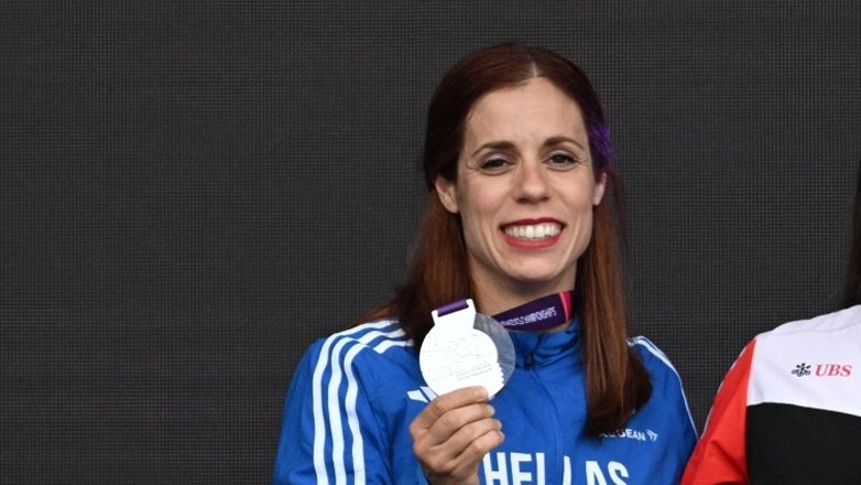 Η απονομή του ασημένιου μεταλλίου στην Στεφανίδη – Βούρκωσε στις δηλώσεις της η Ελληνίδα άλτρια