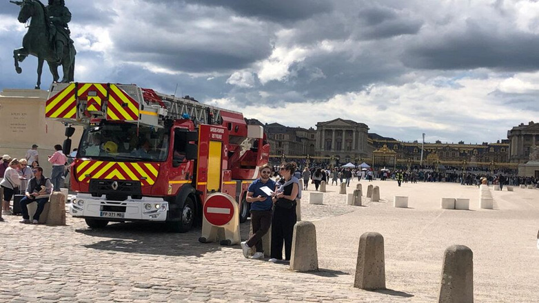 Συναγερμός στη Γαλλία: Μεγάλη πυρκαγιά στις Βερσαλλίες