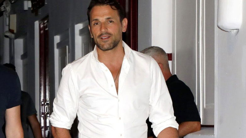 Ο Νίκος Βέρτης στα σοκάκια της Μυκόνου – Απολαμβάνοντας χαλαρές στιγμές στο νησί των ανέμων