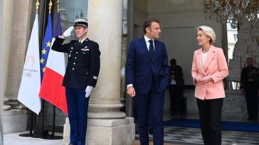 Συνάντηση της Ούρσουλα φον ντερ Λάιεν με τον Εμανουέλ Μακρόν