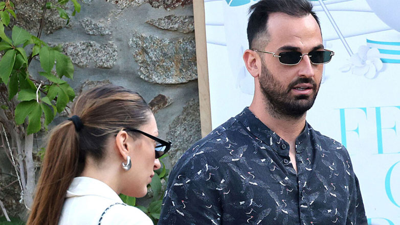 Άρης Σοϊλέδης – Μαριλίνα Κυπαρίσση: Αγκαλιά στα σοκάκια της Μυκόνου