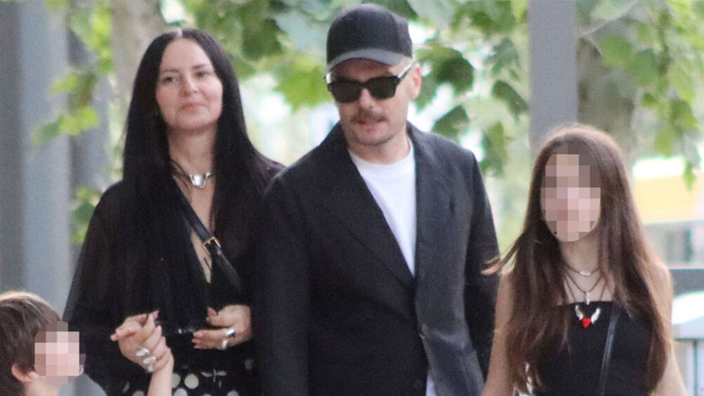 Ζενεβιέβ Μαζαρί – Βασίλης Καρύδης: Σπάνια εμφάνιση μαζί με τα παιδιά τους στο κέντρο της Αθήνας