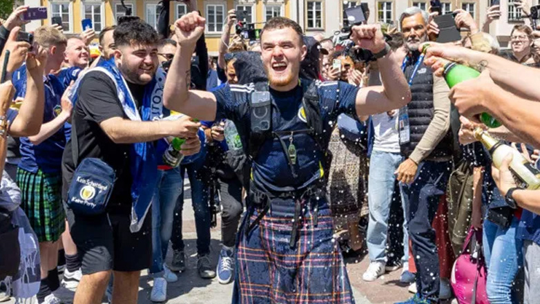 EURO 2024: Αποθέωση στο Μόναχο για τον Σκωτσέζο φίλαθλο που περπάτησε 1.600 χλμ. συγκεντρώνοντας χρήματα για καλό σκοπό!