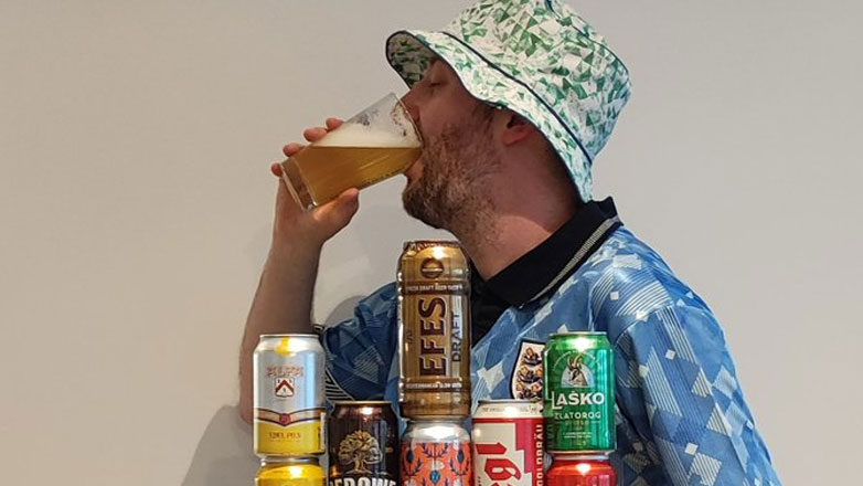 Euro 2024: Ο Gus Hully δοκιμάζει τις μπύρες των φιναλίστ