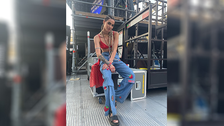 Η Αντωνία Καούρη εντυπωσίασε με σανδάλια Dr. Martens στη συναυλία των Coldplay στην Αθήνα